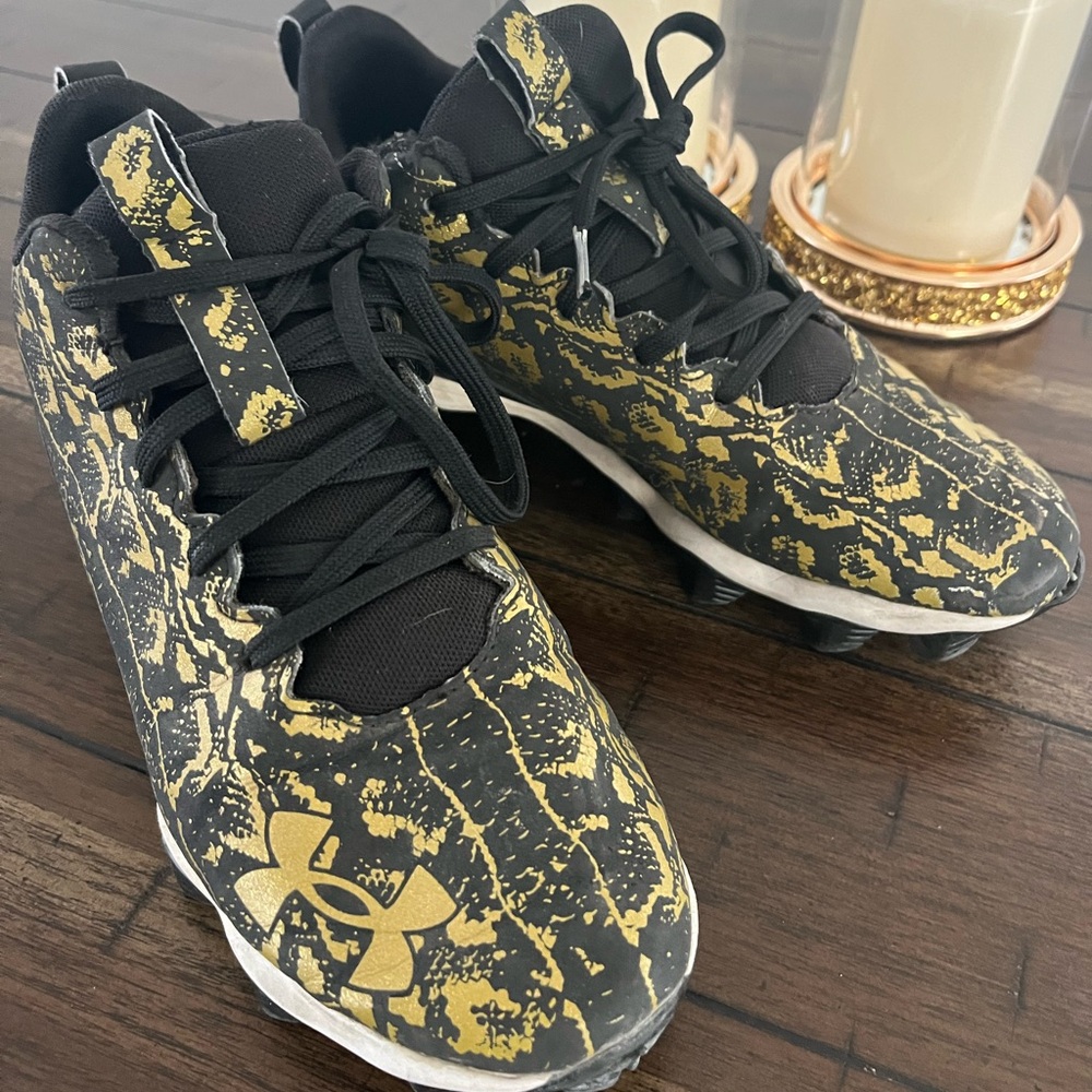 Under Armour Boys /Youth Cleats (sz 6)